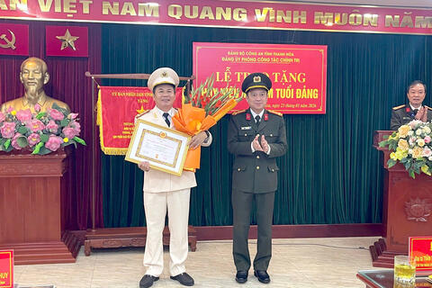 Trao tặng Huy hiệu 40 năm tuổi Đảng cho đồng chí Nguyễn Quang Huy