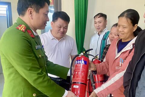 Tuyên truyền pháp luật và tặng bình chữa cháy cho hộ gia đình khó khăn tại phường Đông Sơn
