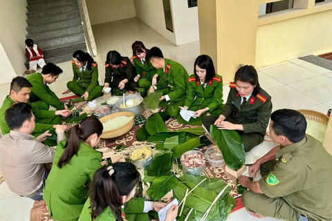 Bánh chưng xanh trao tặng trẻ em mồ côi và những người có hoàn cảnh khó khăn