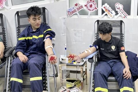 Hai chiến sĩ Cảnh sát PCCC và CNCH Công an tỉnh kịp thời hiến máu cứu người