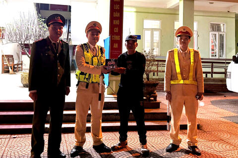 Cảnh sát giao thông Thanh Hoá tiếp nhận vũ khí, pháo do người dân tự giác giao nộp