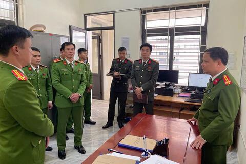 Thượng tá Kim Duy Cương, Phó Giám đốc Công an tỉnh kiểm tra công tác tạm giữ, tạm giam