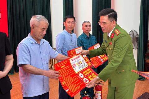 Phòng Cảnh sát PCCC và CNCH trao tặng bình chữa cháy và  tuyên truyền bảo đảm an toàn PCCC dịp Tết Nguyên đán và bầu cử tại xã Triệu Sơn