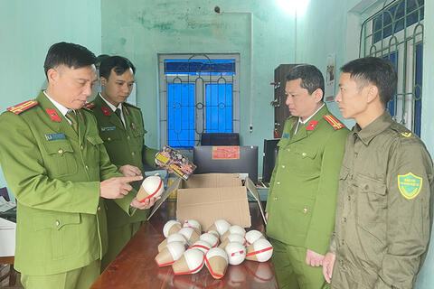 Công an xã Tân Ninh bắt giữ 4 đối tượng mua bán pháo tự chế.
