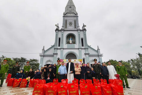 Công an xã Tân Tiến chăm lo Tết cho đồng bào công giáo có hoàn cảnh khó khăn