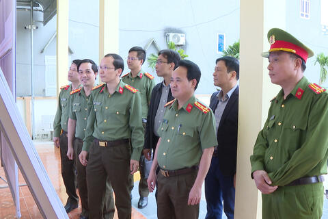 Đại tá Lê Ngọc Anh, Phó Giám đốc Công an tỉnh kiểm tra công tác bảo đảm an ninh, trật tự bầu cử tại xã Tân Ninh và Triệu Sơn