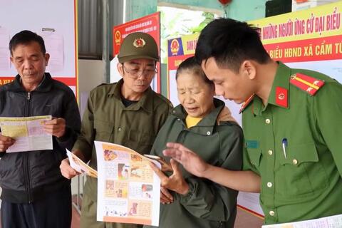 Công an xã Cẩm Tú bảo đảm an toàn PCCC tại các điểm bầu cử và Lễ hội Đền Cùng