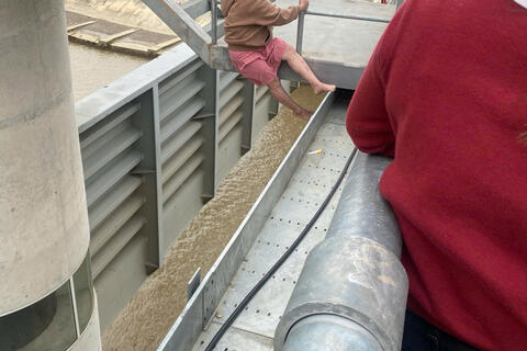 Kịp thời giải cứu thai phụ có ý định gieo mình xuống sông cầu Cống Lèn