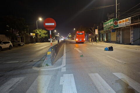 Thanh Hoá: Xảy ra 01 vụ tai nạn giao thông giữa xe ô tô khách và người đi bộ qua đường, làm 01 người tử vong