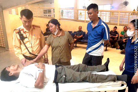 Cảnh sát giao thông kịp thời đưa cấp cứu người đàn ông bị đột quỵ trên đường