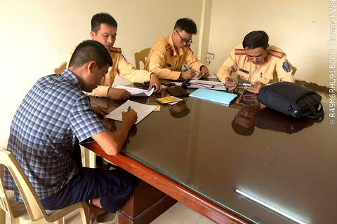 Xử phạt 51 triệu đồng đối với lái xe, chủ xe ô tô gắn biển kiểm soát không đúng với chứng nhận đăng ký và vi phạm quy định về vượt xe