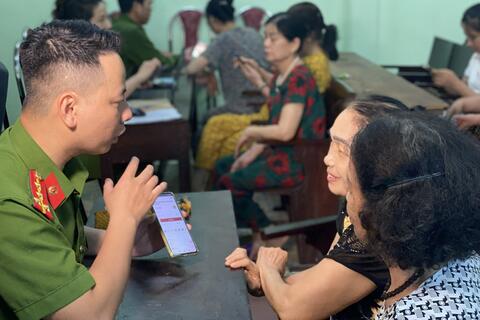 “Đi từng ngõ, gõ từng nhà” đưa an sinh xã hội lên nền tảng số