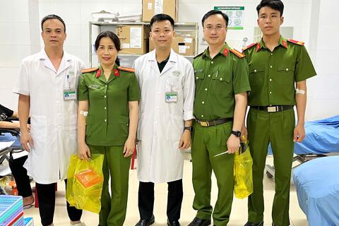 Hai cán bộ Cảnh sát cơ động hiến máu cứu bệnh nhân qua cơn nguy kịch