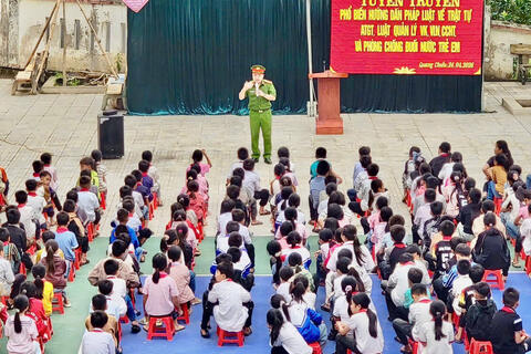 Công an xã Quang Chiểu tuyên truyền pháp luật cho học sinh