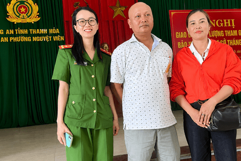 Công an phường Nguyệt Viên hỗ trợ người dân trao trả 500 triệu đồng chuyển nhầm