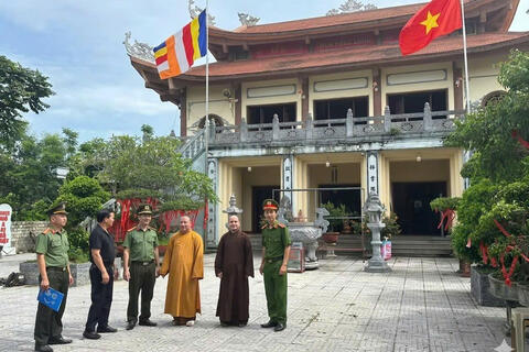 Công an phường Ngọc Sơn triển khai phương án bảo đảm an ninh, trật tự đại lễ Phật đản tại chùa Phúc Long