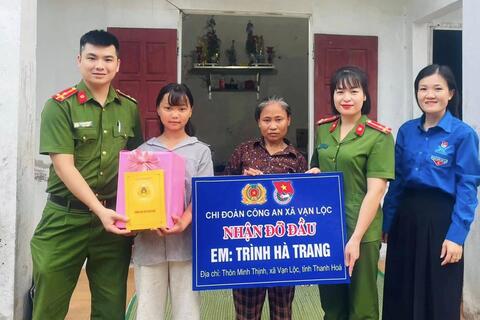 Công an xã Vạn Lộc nhận đỡ đầu nữ sinh nghèo hiếu học