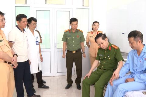 Đại tá Trịnh Văn Giang, Phó Giám đốc Công an tỉnh thăm cán bộ, chiến sĩ phòng Cảnh sát giao thông bị thương khi làm nhiệm vụ