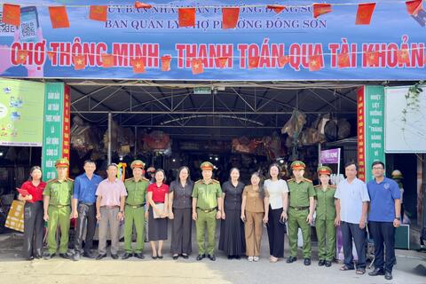 “Chợ thông minh - thanh toán qua tài khoản” tại phường Đông Sơn: Thay đổi phương thức thanh toán - thay đổi tư duy kinh doanh - nâng cao nhận thức của người dân về chuyển đổi số