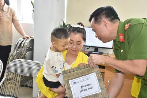 Phòng Cảnh sát hình sự Công an tỉnh trao yêu thương đến các bệnh nhi có hoàn cảnh đặc biệt khó khăn