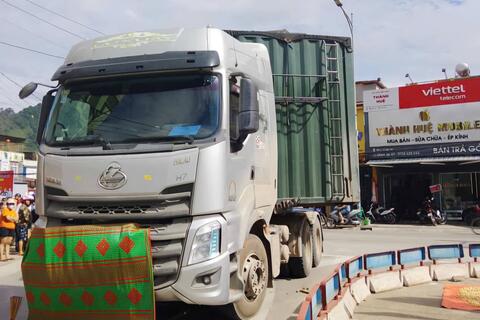 Sự nguy hiểm khi đi vào khu vực “điểm mù” của xe tải khi tham gia giao thông