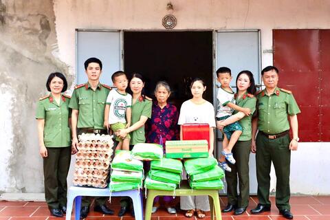 Nghĩa tình từ những việc làm thiết thực: Phòng Tổ chức cán bộ hành trình sẻ chia cùng cán bộ, chiến sĩ và trẻ em có hoàn cảnh đặc biệt, khó khăn