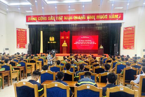 Trao thưởng 9 tập thể, 52 cá nhân có thành tích xuất sắc trong chữa cháy và cứu nạn cứu hộ