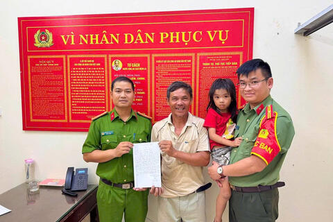 Công an phường Nam Sầm Sơn kịp thời phát hiện và hỗ trợ cháu bé đi lạc