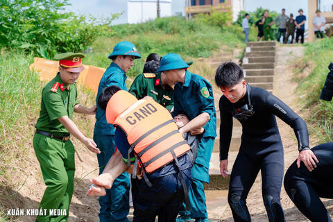 Thực tập phương án cứu nạn, cứu hộ tình huống đuối nước trên sông Lèn