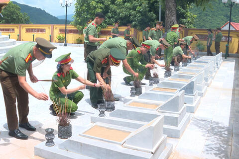 Đoàn Thanh niên Công an Thanh Hóa tri ân gia đình chính sách, trao quà tại xã Mường Lát
