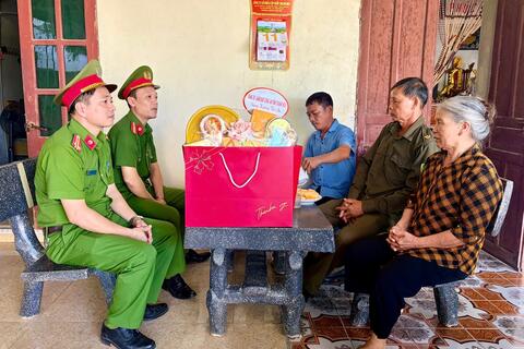 Công an phường Đông Sơn tri ân cán bộ Công an Thanh Hóa từng chi viện chiến trường B, C, K