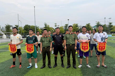 Công an phường Hạc Thành tổ chức Giải bóng đá chào mừng 81 năm Ngày truyền thống Công an nhân dân