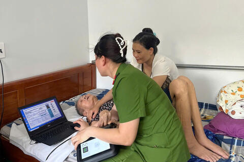 Công an phường Đông Sơn tăng cường thu nhận Căn cước lưu động cho người dân