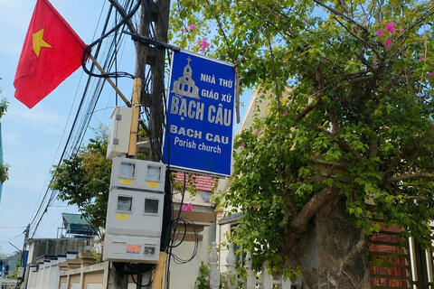 Công an xã Nga Sơn tuyên truyền, vận động treo cờ Tổ quốc tại các cơ sở tôn giáo nhân kỷ niệm Ngày Quốc khánh 02/9