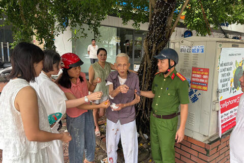 Công an phường Hạc Thành kịp thời đưa cụ ông đi lạc về với gia đình