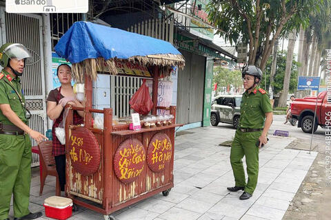 Công an xã Lưu Vệ ra quân thiết lập trật tự đô thị, trật tự công cộng