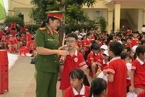 Công an phường Hạc Thành tuyên truyền an toàn giao thông, hướng dẫn kỹ năng đi xe đạp an toàn cho học sinh