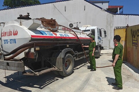 Kiểm tra phòng cháy, chữa cháy, phát hiện cơ sở thu mua phế liệu có dấu hiệu kinh doanh dầu không phép