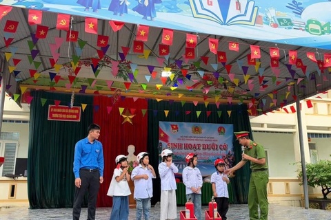 Công an xã Quảng Ninh phối hợp tổ chức tuyên truyền, phổ biến pháp luật cho học sinh