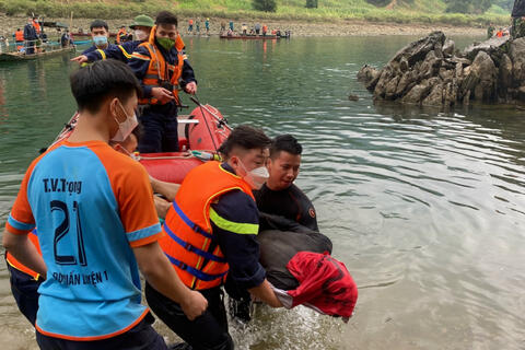 Tìm thấy thi thể người đàn ông và cháu bé trong vụ đuối nước trên sông Mã