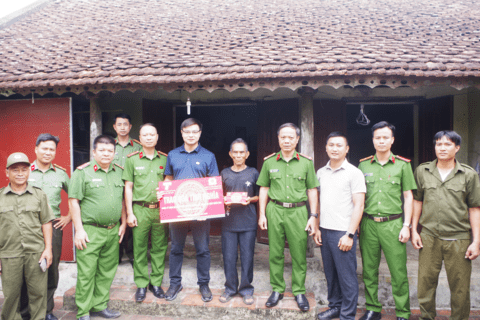 Công an xã Hoằng Hóa tri ân gia đình chính sách, thân nhân liệt sĩ nhân kỷ niệm 80 năm Ngày truyền thống lực lượng An ninh nhân dân
