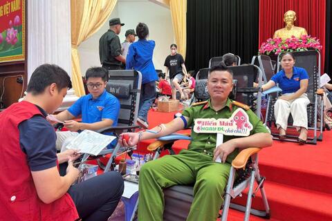 Cán bộ, chiến sĩ Công an xã Lưu Vệ tham gia Ngày hội hiến máu tình nguyện năm 2026