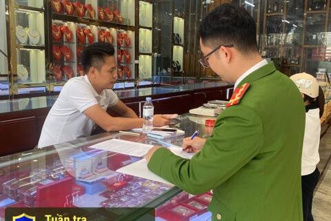 Công an xã Triệu Sơn tăng cường phòng ngừa tội phạm tại các ngân hàng, cơ sở kinh doanh vàng bạc