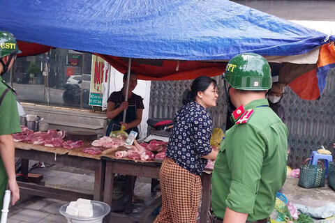 Công an xã Triệu Sơn ra quân lập lại trật tự đô thị, trật tự công cộng