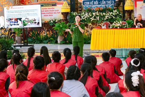 Tuyên truyền phòng, chống ma túy cho các khóa sinh tại khóa tu mùa hè “Phật ơi, con về rồi”