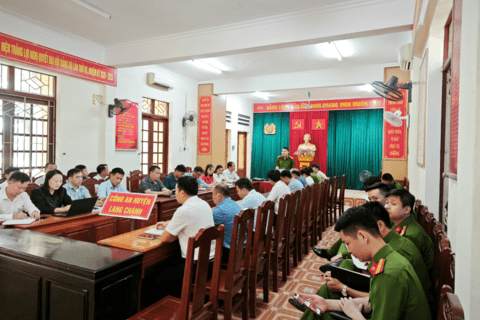 Phòng Cảnh sát QLHC về TTXH - Công an tỉnh Thanh Hoá ra quân hướng dẫn người dân tham gia ý kiến đối với dự thảo sửa đổi, bổ sung Hiến pháp năm 2013 qua ứng dụng VNeID