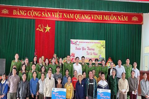 Ấm áp chương trình “Mẹ đỡ đầu” và “Xuân yêu thương - Tết sẻ chia” của Phòng Cảnh sát quản lý hành chính về trật tự xã hội, Công an tỉnh Thanh Hoá.
