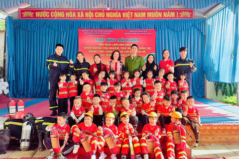 Các em học sinh Trường Mầm non Ngọc Lặc trải nghiệm “Một ngày làm lính cứu hỏa”