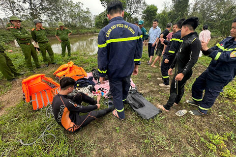 Tìm kiếm cháu bé mất tích tại sông Mậu Khê