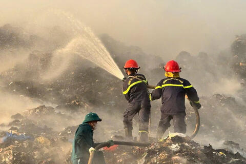 Dập tắt đám cháy bãi chứa rác thải tại phường Bỉm Sơn